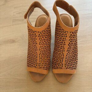 Vince Camuto Perforated Leather Peep Toe Sandals Dastana Nude